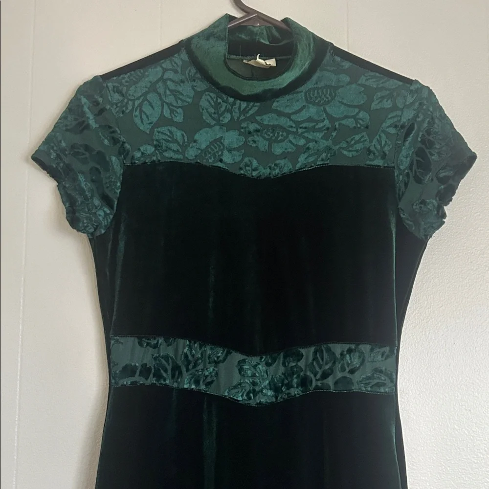 Beautiful vintage velvet emerald green dress with floral burnout pattern. - Picture 1 of 11
